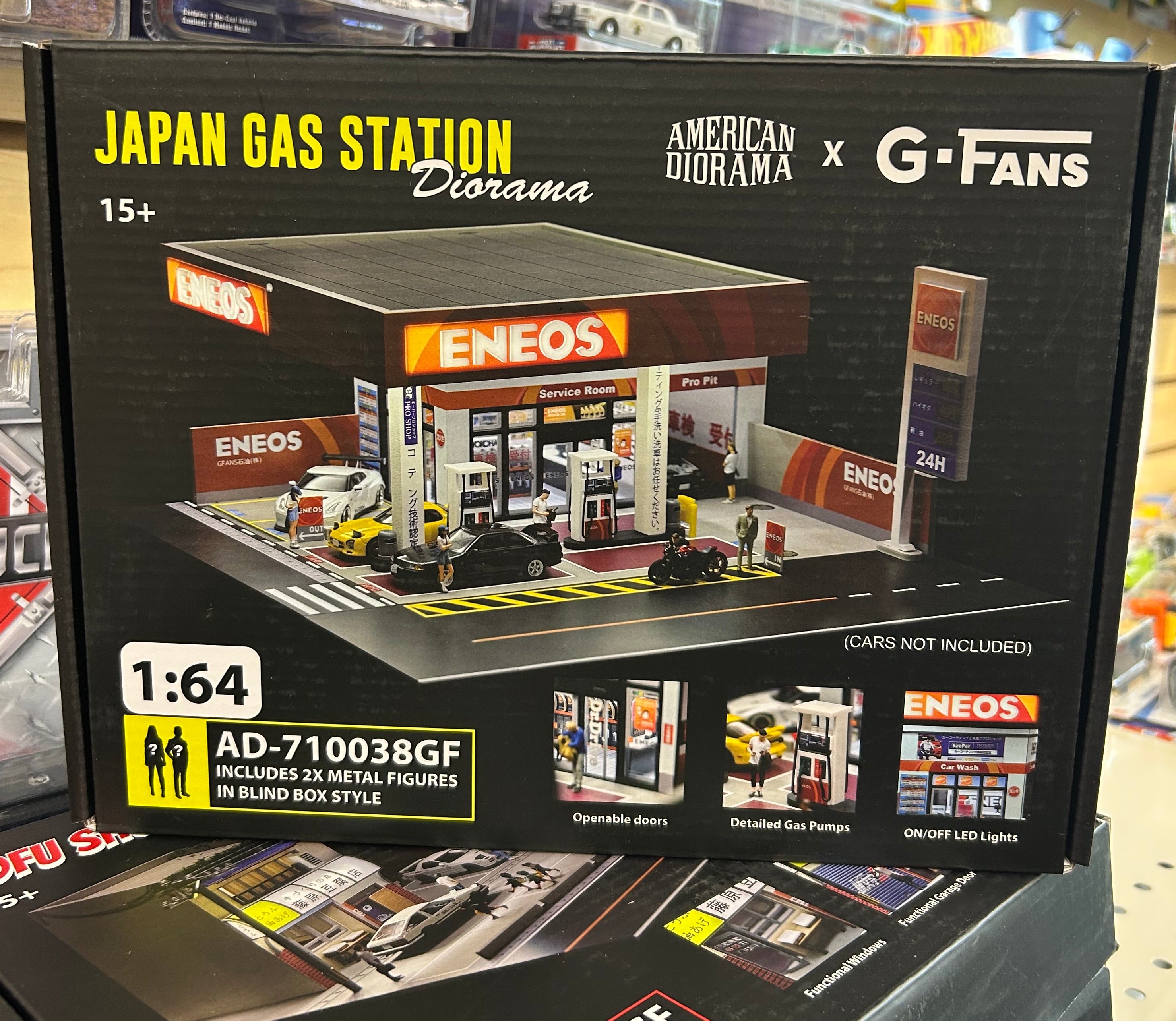 American Diorama X G-Fans - Japan Gas Station with LED Lights and 2 Figure Set